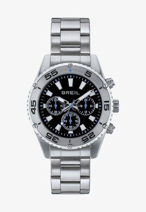 Sølv rustfrit stål ur med en sort urskive, blå accenter og tre under-dials. Har fede timemarker og et tekstureret armbånd.