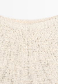 Gebreide trui in roomkleur met een geribde ronde hals, met een gedetailleerde breistructuur.