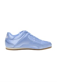 Baskets basses en satin bleu clair avec fermeture à lacets et semelle en caoutchouc beige, montrées de profil sur fond blanc.
