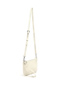 Borsa a tracolla in pelle di colore bianco sporco con finitura testurizzata. Presenta una chiusura con zip, una tracolla regolabile e una maniglia da polso per una maggiore versatilità.