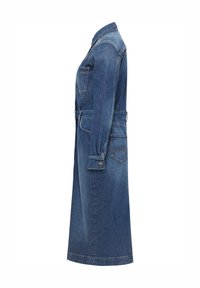 Denim mēteli vidējā zilā krāsā ar garām piedurknēm, jostu vidukļa daļā, krūšu kabatu un sānu kabatām ar redzamām šuvēm.