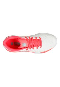 Scarpa sportiva bianca con dettagli rosa. Presenta una tomaia testurizzata, chiusura con lacci e interno imbottito. Design leggero per attività sportive.