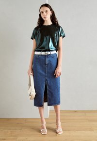 Mos Mosh O NECK TEE - Marškinėliai su spaudiniu - dark pine