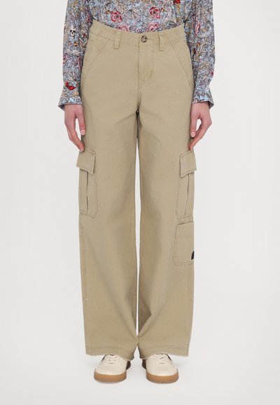 Pantaloni cargo beige con una vestibilità rilassata, dotati di tasche laterali e chiusura con bottone, realizzati in tessuto leggero. Dettagli accentuati includono cuciture decorative.
