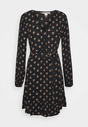 Schwarzes Kleid mit langen Ärmeln, V-Ausschnitt und gebundenem Bund. Gemustert mit kleinen Blumen in Orange und Grün. Ausgestellter Saum. Leichter Stoff.