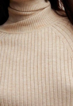 Beige geribde coltrui gemaakt van een zachte stof, met verticale strepen en een aansluitend ontwerp.