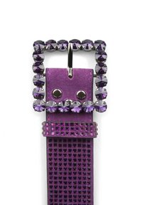 Cinturón de cuero morado con una hebilla cuadrada adornada con strass, que presenta una superficie texturizada y un diseño a cuadros en la correa.