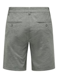 Shorts en lin gris avec une texture lisse, deux poches arrière et une taille plate, mettant en avant des détails de couture subtils.