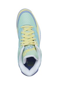 Baskets montantes en vert clair, lacets jaunes et accents bleus ; texture perforée sur la tige, col rembourré et logo coloré sur la languette.