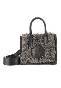 Borsa nera con pelo riccio grigio sul davanti, texture morbida, doppi manici superiori, una tracolla rimovibile e una patch rotonda con logo.