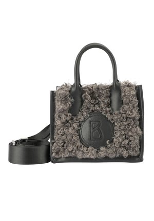 Sac à main noir avec de la fourrure grise bouclée sur le devant, texture douce, doubles poignées supérieures, une sangle amovible et un patch rond logo.