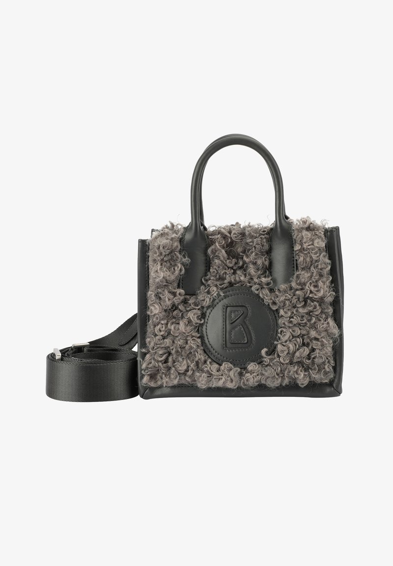 Borsa nera con pelo riccio grigio sul davanti, texture morbida, doppi manici superiori, una tracolla rimovibile e una patch rotonda con logo.