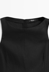 Ärmelloses schwarzes Kleid mit U-Boot-Ausschnitt, sichtbaren Nahtdetails und Massimo Dutti Etikett im Innenkragen.