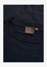 Oscar Jacobson VALTER ROUNDNECK Striktr je Dress Blues m rkebl oscar-jacobson-valter-roundneck-striktr-je-dress-blues-m-rkebl