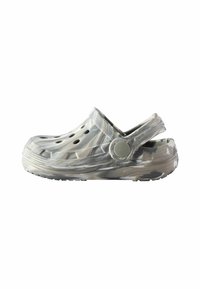Sabots camouflage gris translucide avec des trous de ventilation, sangle à l'arrière et semelle texturée, fabriqués en matériau synthétique léger.