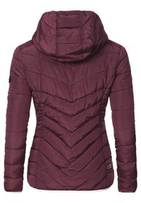 Doudoune bordeaux avec capuche, présentant un motif en chevrons, des manches longues et une silhouette ajustée. Matériau synthétique léger.