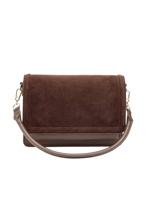 Brązowa torba na ramię z zamszu i skóry z klapką i odpinanym paskiem, pokazana na białym tle.