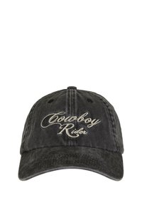 Črna denim kapa s ukrivljenim vizirjem, ki vsebuje vezeno besedilo "Cowboy Rider" v svetlo sivi barvi. Vključuje zračnike in teksturirano površino.