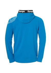 Blå hættebluse med lange ærmer, der har et sort bånd om halsen og et struktureret mønster på skuldrene.