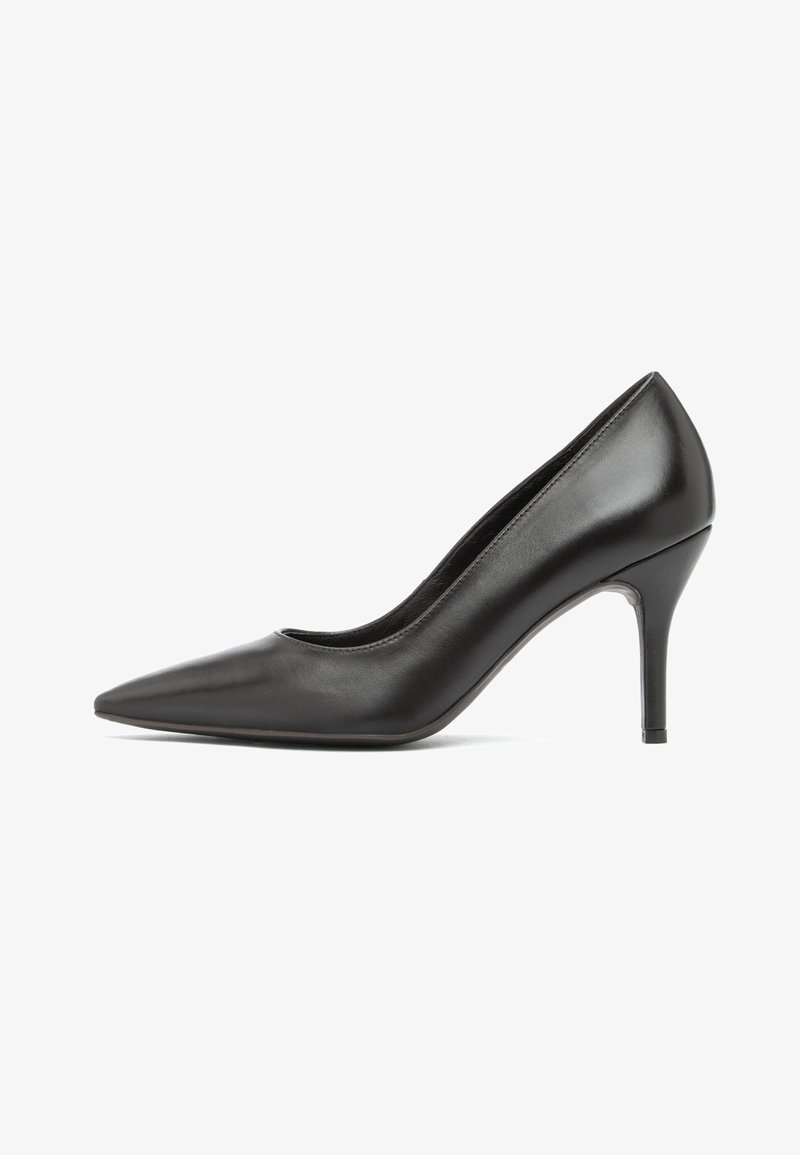 Escarpin femme en cuir noir à bout pointu avec talon aiguille fin de hauteur moyenne sur fond blanc.