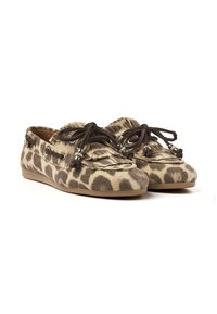 Braune und beige Leopardenmuster-Espadrilles mit Lederfransenakzenten, Schnürfront und Metallaugen auf einer flexiblen Gummisohle.
