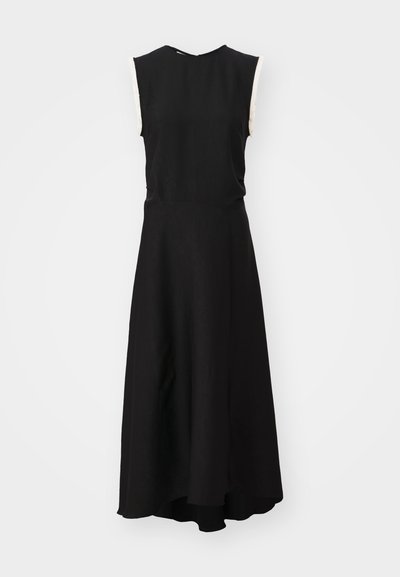 Čierne šaty bezrukávové s priliehavým živôtikom a rozšírenou sukňou. Vyrobené z hladkej látky, majú okrúhly výstrih a jemné bočné detaily.