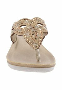 Sandalo beige con una fascia decorativa di rhinestones disposti a forma di cuore, design open-toe e tacco wedge basso.
