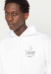 Levi's® RELAXED GRAPHIC - Sweatshirt com capuz - palm hoodie white