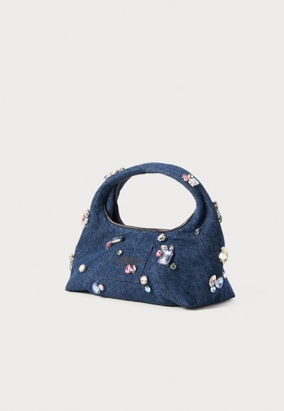 Denim-käsipussi, jossa on kukkakoristeita eri väreissä, pyöreä yläkahva ja pehmeä, muodollinen muoto.