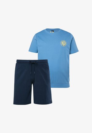 Blaues T-Shirt mit Rundhalsausschnitt und gelbem Logo auf der Brust, kombiniert mit marineblauen Shorts mit Kordelzug.