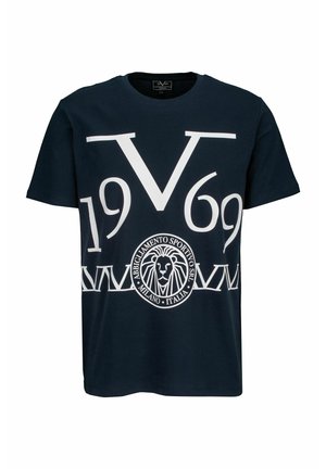 T-shirt blu navy con grande stampa bianca "1969 V", logo di leone e testo "Abbigliamento Sportivo Srl Milano Italia" davanti.