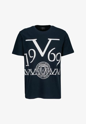 T-shirt blu navy con grande stampa bianca "1969 V", logo di leone e testo "Abbigliamento Sportivo Srl Milano Italia" davanti.