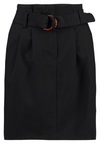 Falda negra con cintura ceñida y hebilla circular, diseño plisado y corte recto para un ajuste entallado.