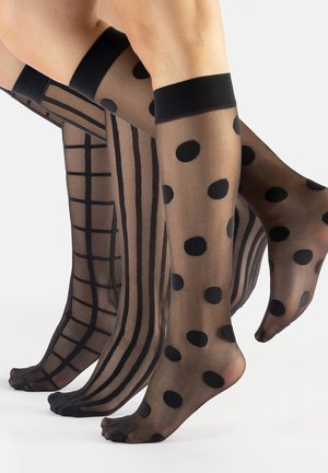 Calze nere trasparenti fino al ginocchio con tre design: pois solidi, righe verticali e motivi a griglia, con estremità e sezione del piede neri.