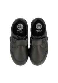 Zapatos de cuero negro con un diseño redondeado y tira de Velcro. Suela de goma texturizada y marca "GIOS EPPO BACK TO SCHOOL" en las plantillas.