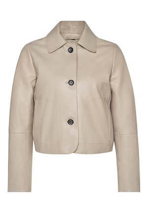 Beige cropped leren jas met drie zwarte knopen, een puntige kraag, lange mouwen en voorste opgestikte zakken.