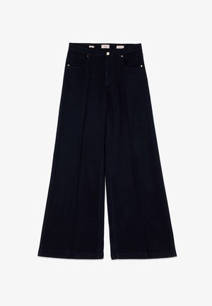 Jeans denim a gamba larga color blu scuro con bottoni frontali e dettagli sulle tasche, mostrati distesi su uno sfondo bianco.