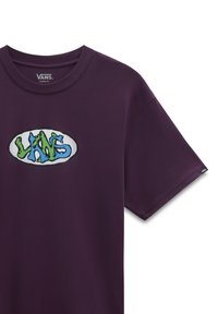 Lilla løstsiddende T-shirt med et multifarvet ovalt logo og grøn og blå tekst på en hvid baggrund. Korte ærmer, rund halsudskæring.