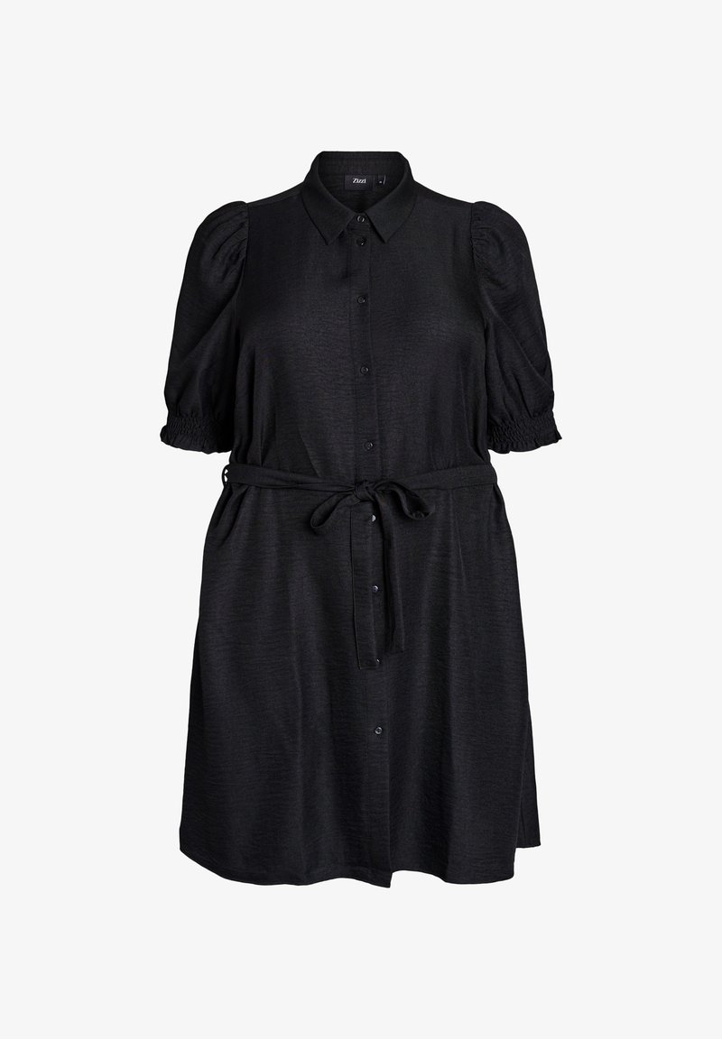 Czarna sukienka koszulowa z krótkim rękawem, zapinana na guziki z przodu, z elastycznymi puffami i paskiem w talii. Tkanina ma subtelną teksturę.
