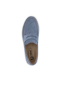 Blauwe suede instapper met een moccasin ontwerp, witte rubberen zool en een zachte binnenvoering. Heeft een gestikt accent over de teen.