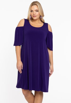Lila Cold-Shoulder-Kleid aus weichem Jersey-Stoff mit kurzen Ärmeln und einer lässigen A-Linie-Silhouette.
