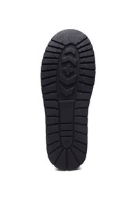 Suela de zapato de goma negra con un patrón de banda de rodadura resistente, con ranuras profundas y un emblema central. Diseñada para tracción y durabilidad.