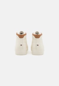 Tommy Hilfiger MODERN - Korkeavartiset tennarit - ivory