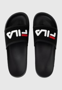 Musta liukusandaalit, jotka on valmistettu verkko- ja synteettisistä materiaaleista. Ominaisuuksina on reikärivitoteva hihna, jossa on punainen ja valkoinen "Fila"-logo. Tasapohjainen muotoilu.