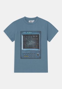 Blå kortärmad t-shirt med ett grafiskt tryck som liknar en kontrollpanel, med linjer, text och färgade knappar. Material: bomullsblandning.