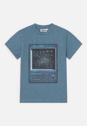 T-shirt bleu à manches courtes avec une impression graphique ressemblant à un panneau de contrôle, comportant des lignes, du texte et des boutons colorés. Tissu : mélange de coton.