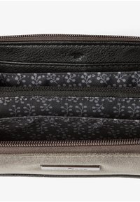 Portafoglio con esterno in suede, dotato di interno in pelle nera. Tre scomparti interni foderati con tessuto a fantasia floreale e chiusura lampo.