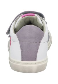 Weiße Sneakers mit einem grauen Wildleder-Heap und pinken Akzenten. Sie verfügen über einen Riemenverschluss und ein gepolstertes Innenfutter für zusätzlichen Komfort.