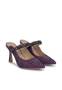 Tacchi slingback viola con punta affusolata, tessuto testurizzato e arricchimenti di perline sul cinturino. Presentano un'altezza del tacco moderata.