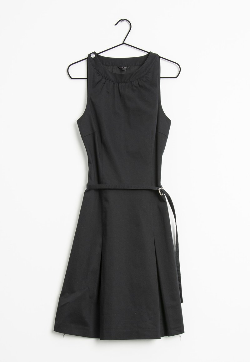 Robe noire sans manches avec un col rond, une ceinture cintrée à la taille et une jupe évasée longueur genou, suspendue sur un cintre noir.